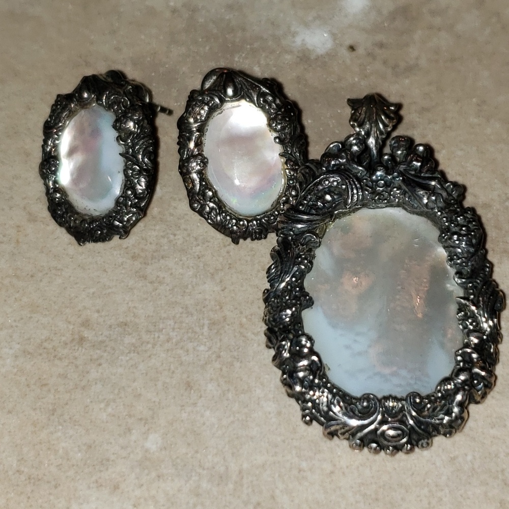 Pendant earring set